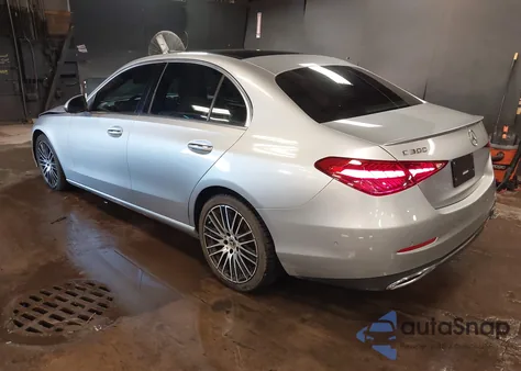 2022 Mercedes-Benz C 300 Sedan z USA, uszkodzony, nr VIN W1KAF4GB4NR049972